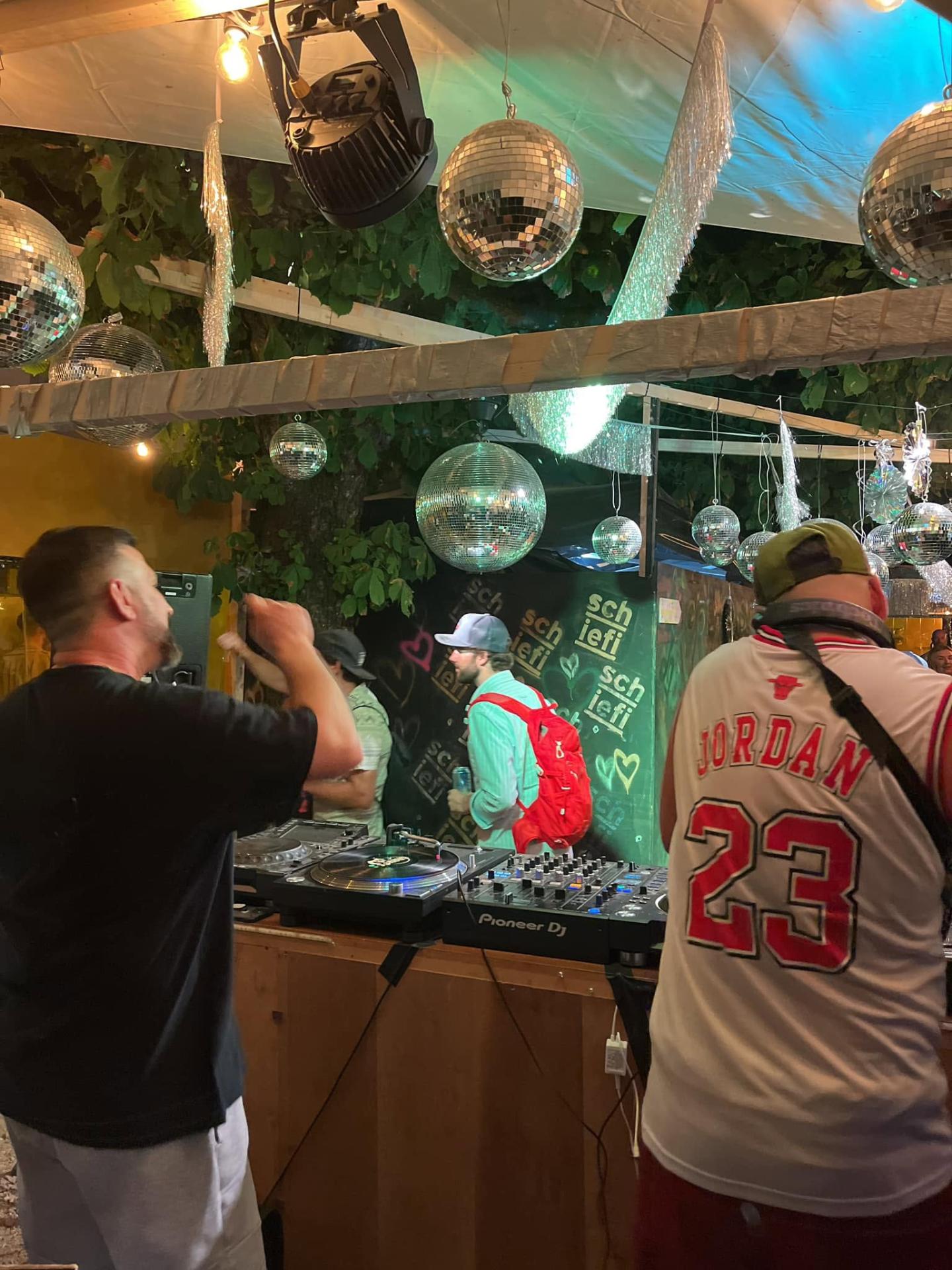 DJ der Bischof an Firmenanlass Badenfahrt
