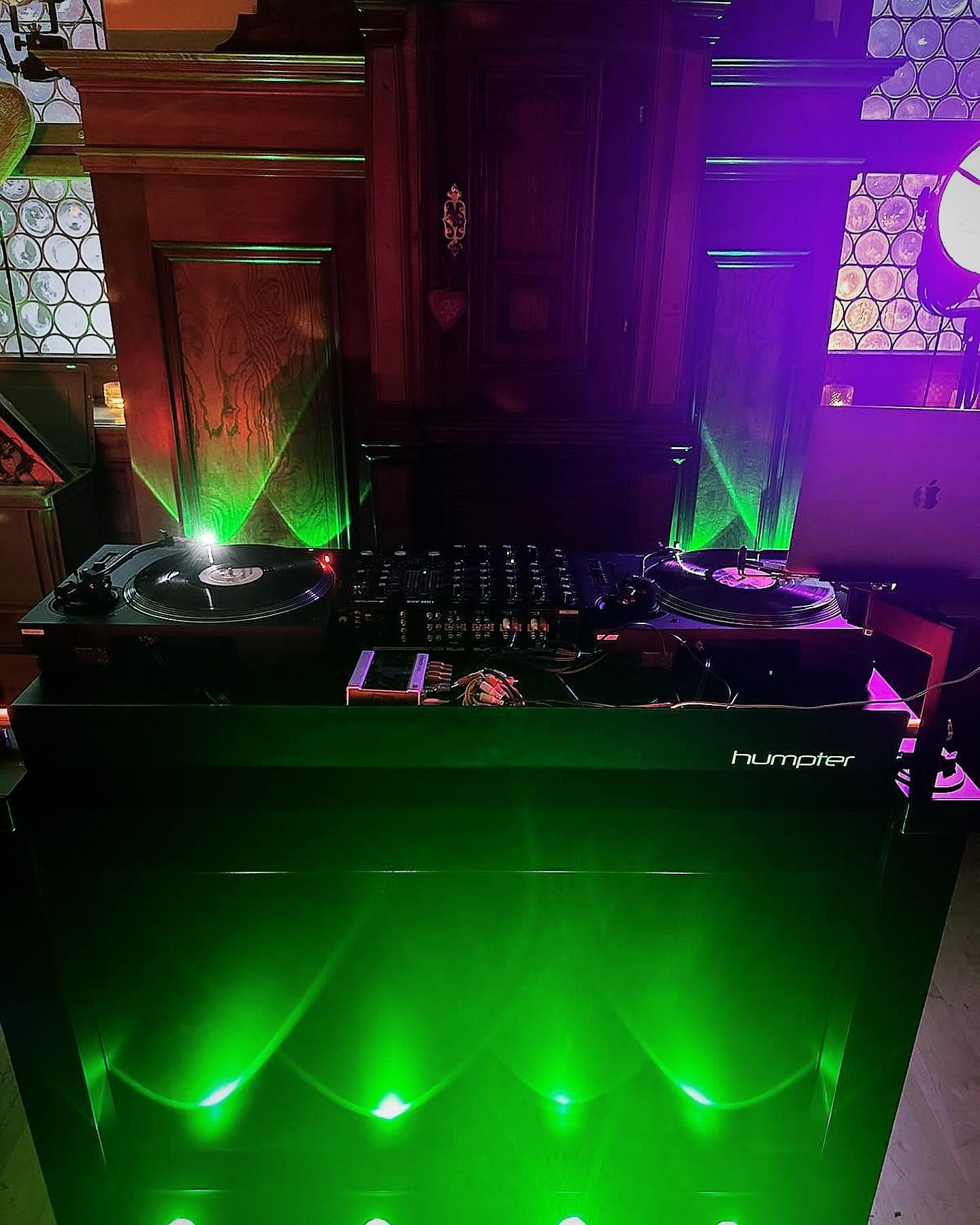 Elegantes DJ-Setup für Hochzeit